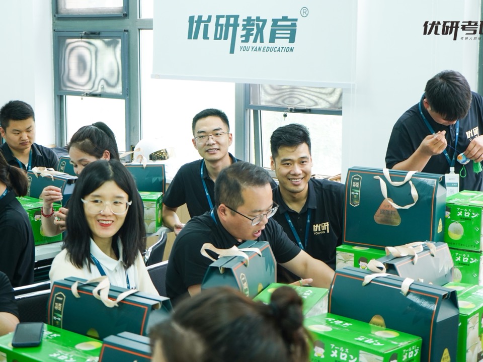 优研教育校区主题活动中的师生互动