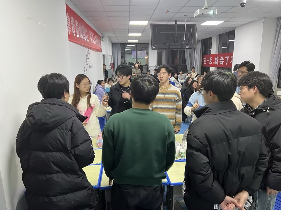 优研考研集训课堂与晚自习学习场景