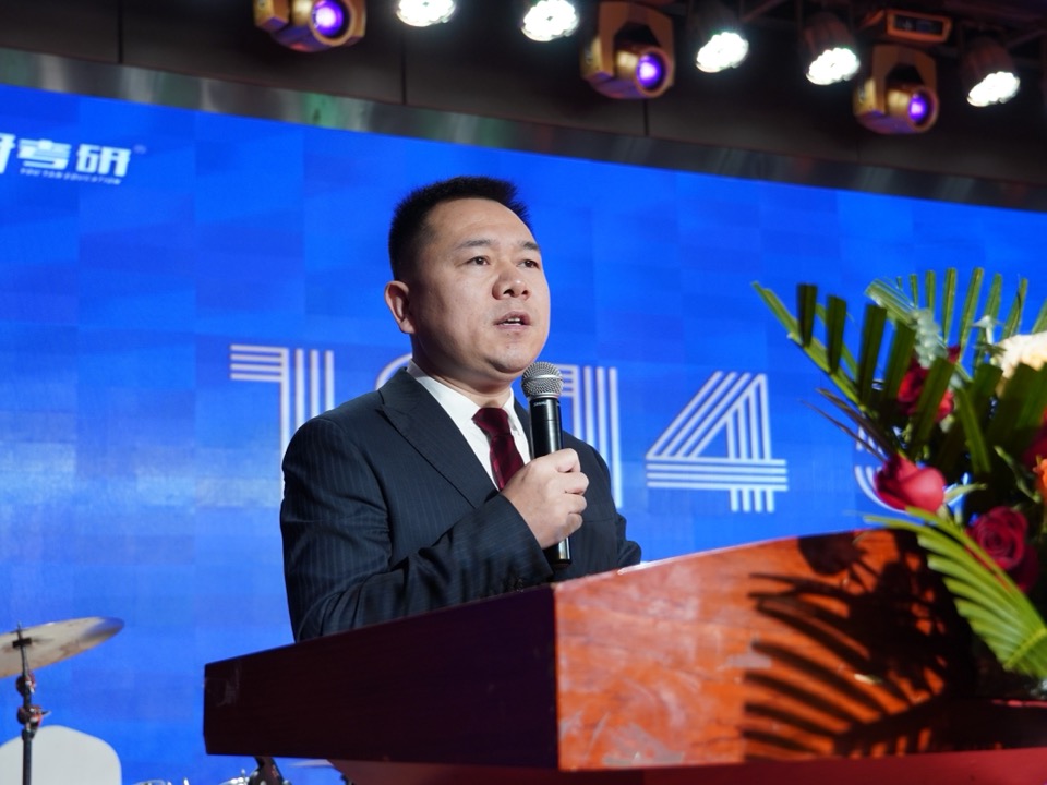 优研教育校区师生交流与陪伴场景